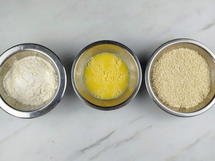 Recipientes com farinha de trigo, ovo e farinha panko.