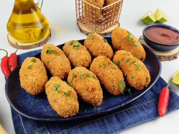 Um prato com croquete de linguiça toscana.