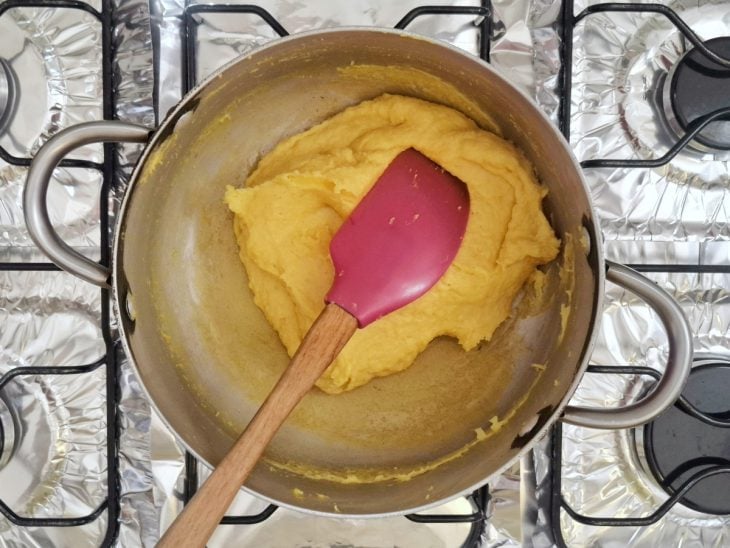 Massa ao ponto na panela, com farinha de trigo adicionada.