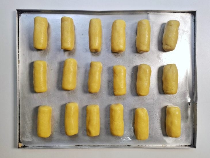 Croquetes modelados e com queijo no meio.