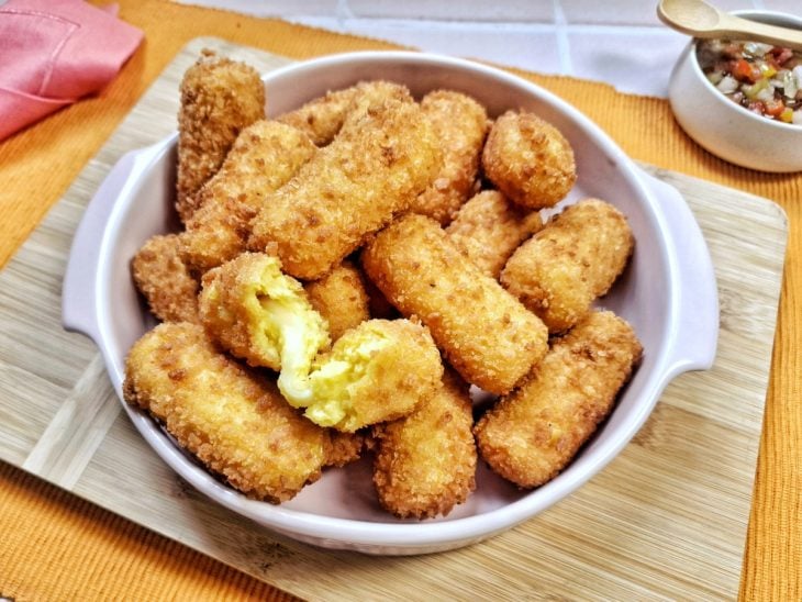 Croquetes de milho prontos para consumo.