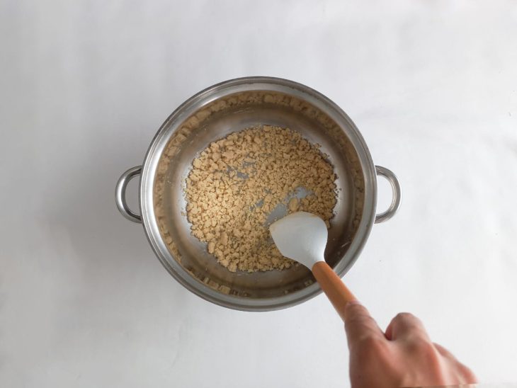 Uma panela com manteiga e farinha misturadas.