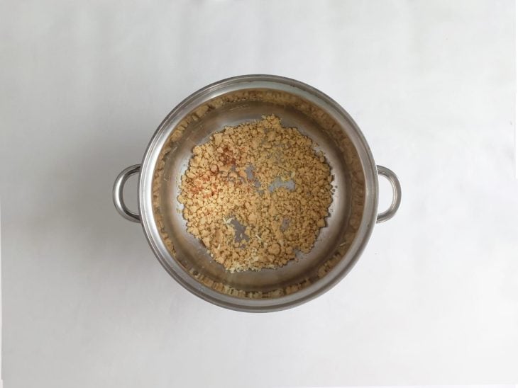 Uma panela com farinha, manteiga, alho e noz-moscada.