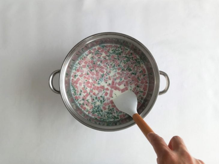 Uma panela com a mistura de todos os ingredientes do croquete.