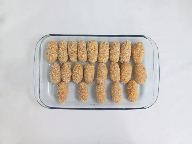 Croquetes empanados no refratário.