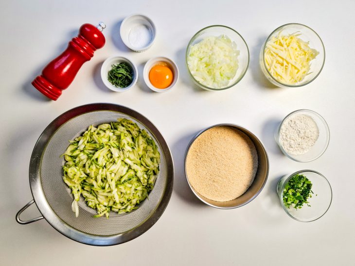 Ingredientes reunidos em uma bancada.