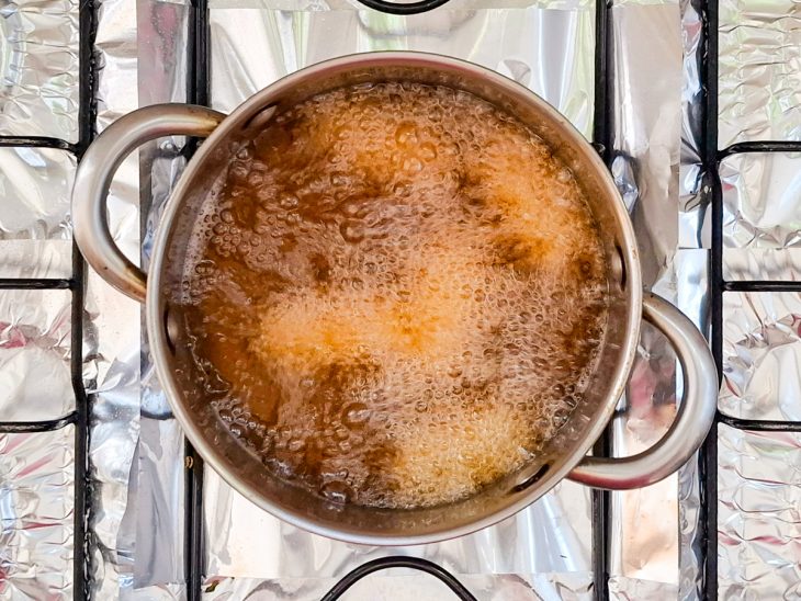 Croquetes fritando em uma panela com óleo.
