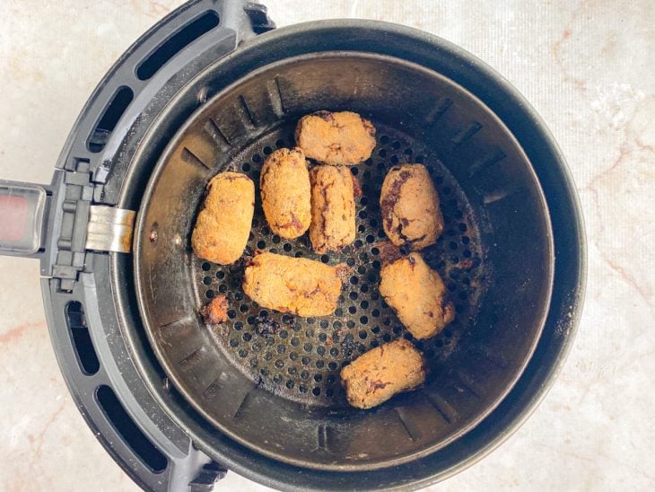 Air fryer com croquetes após assar.