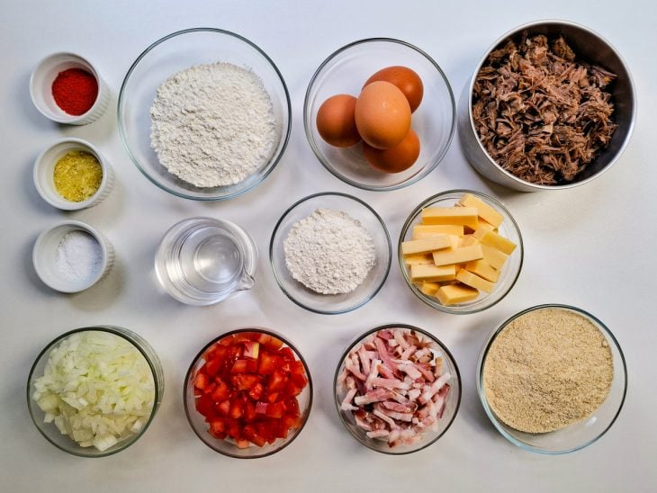 ingredientes para preparo de croquete simples separados e organizados.