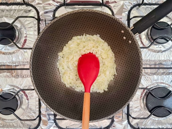 cebola na frigideira para iniciar o refogado do recheio do croquete simples.