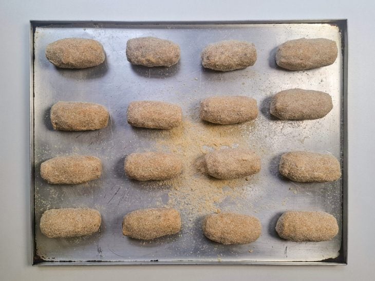 croquete empanado em ovo e farinha de rosca.