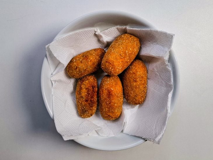 croquete simples frito escorrendo em papel toalha.