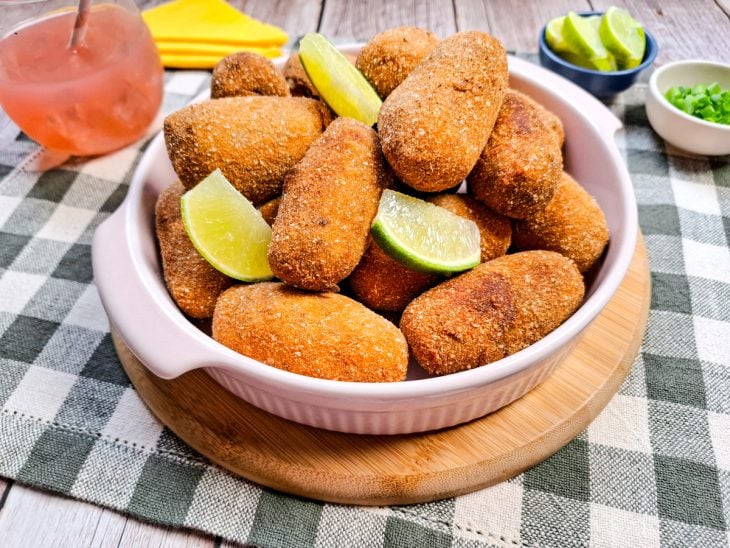 croquete finalizado e servido com limão.