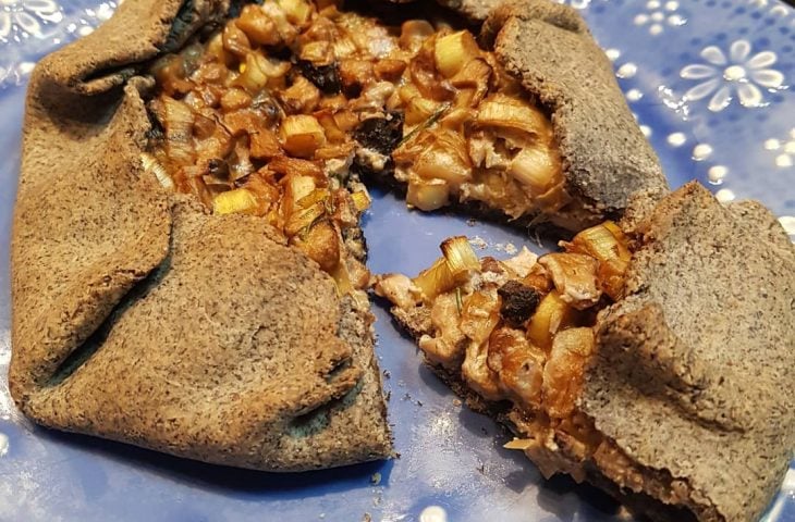 Crostata integral de cogumelos e alho-poró