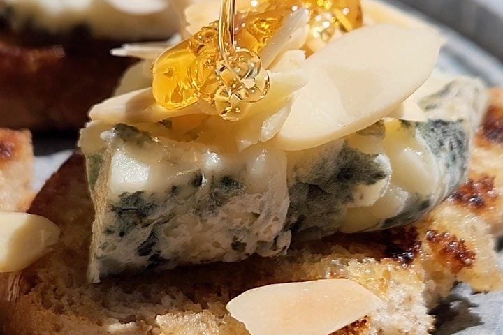 Crostini de gorgonzola e mel