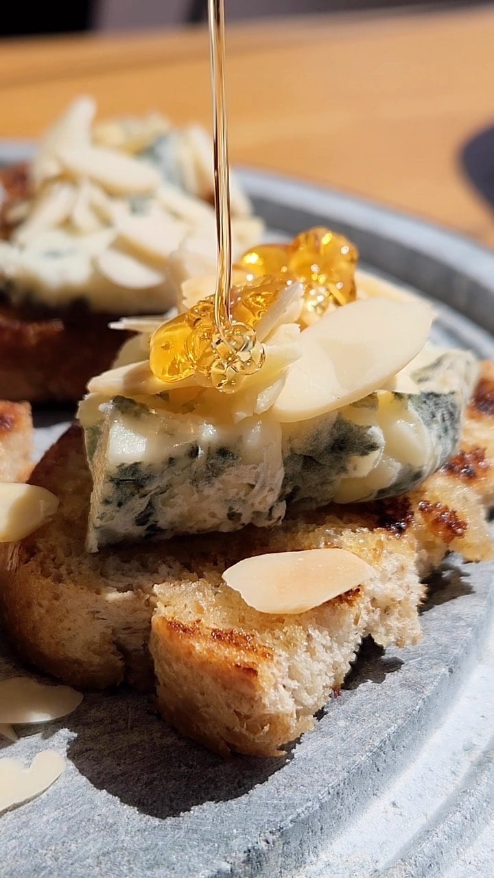 Crostini de gorgonzola e mel