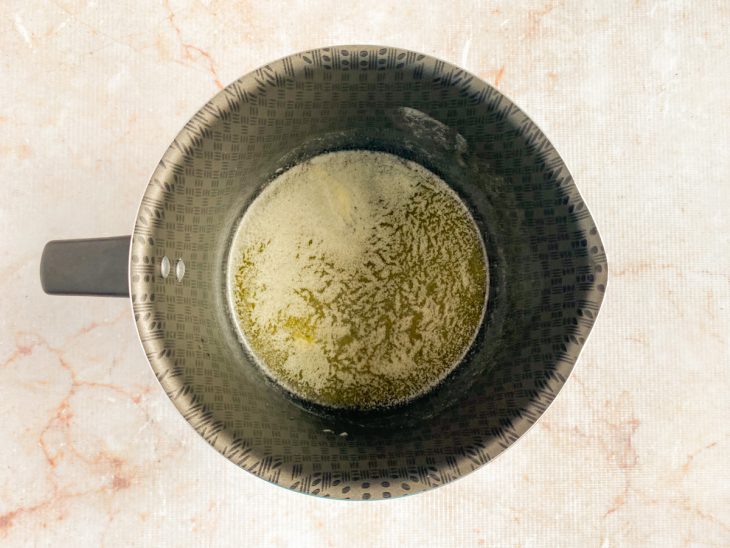 Manteiga e azeite numa leiteira.