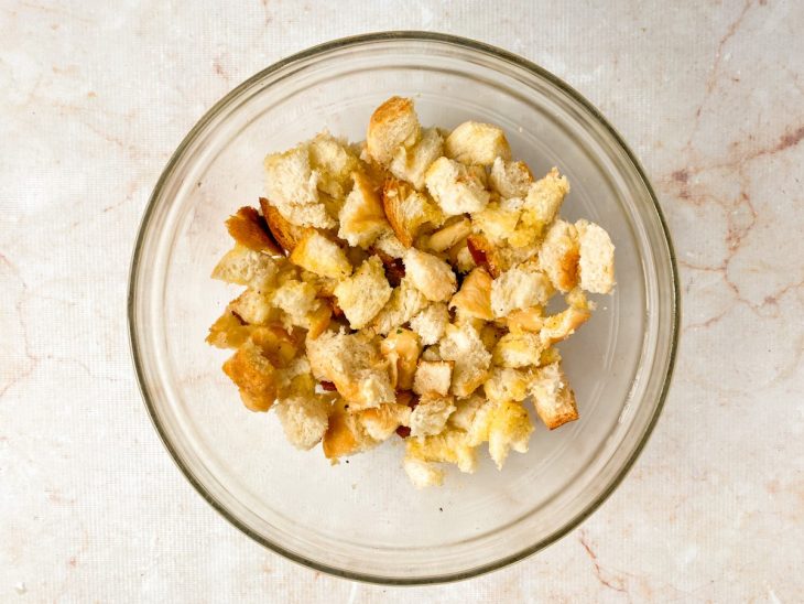 Pães cortados em cubos médios.