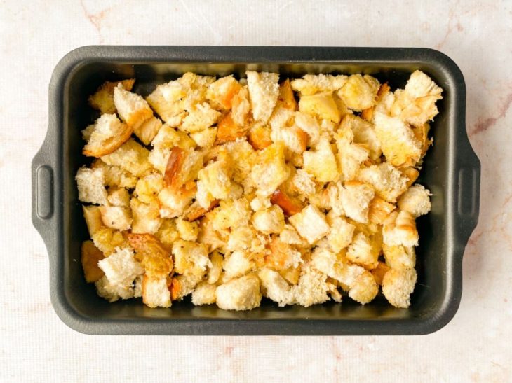 Pães dispostos na assadeira.