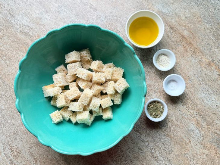 Fatias de pão cortadas em cubinhos.
