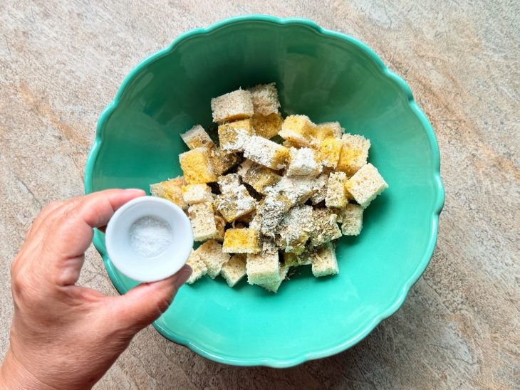 Cubos de pão com os temperos.