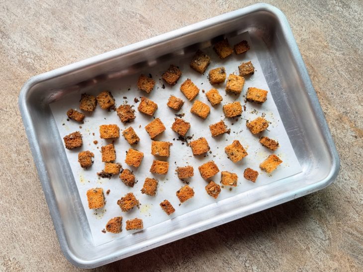 Croutons saídos do forno, dourados.