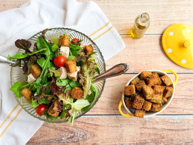Croutons prontos, servidos com salada.