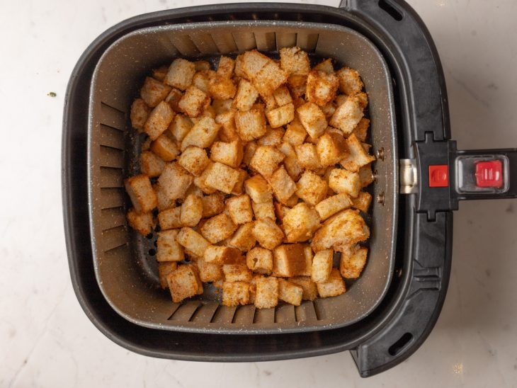 Croutons assados na air fryer.