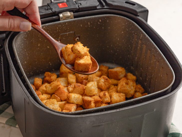 Croutons prontos para consumo na air fryer.
