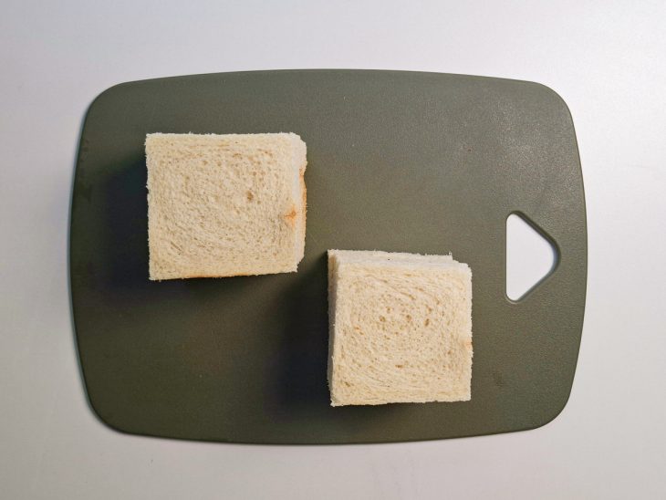 Pão com as cascas tiradas.