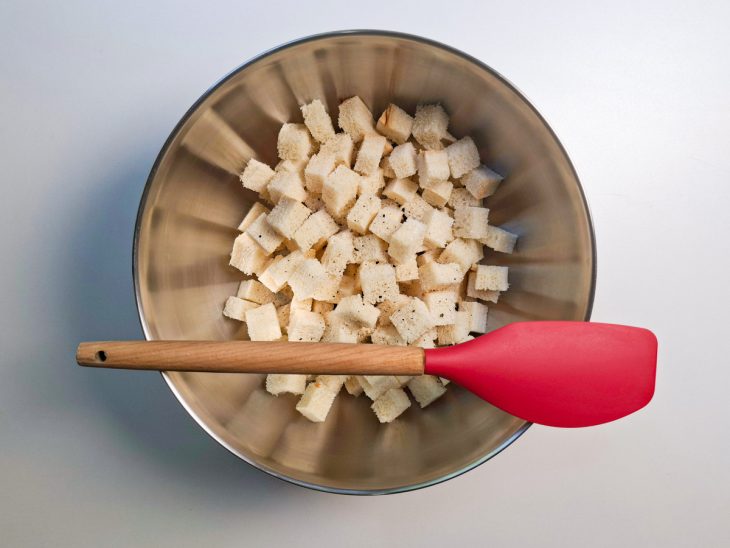 Cubinhos de pão na tigela.
