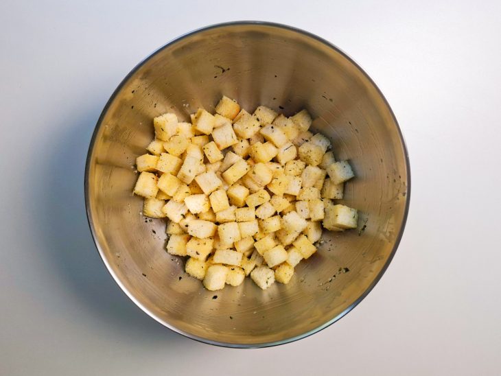 Cubinhos regados com a manteiga derretida.
