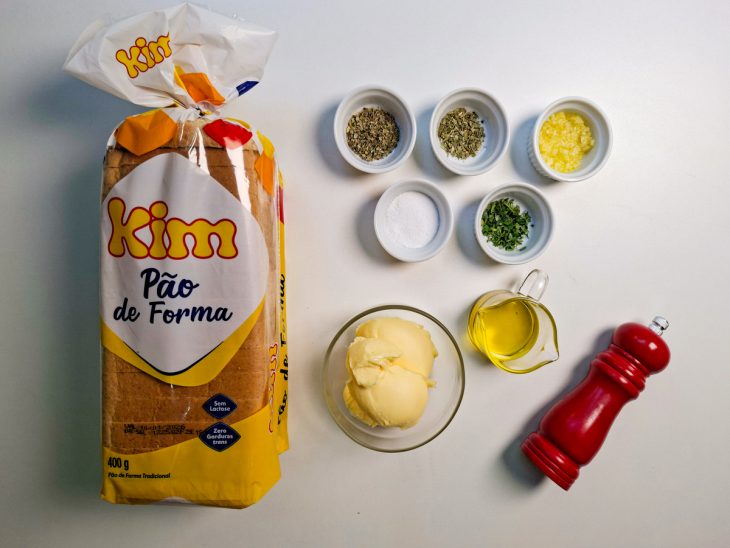 Ingredientes reunidos na bancada.