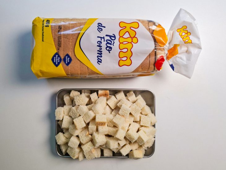 Fatias cortadas em cubos.