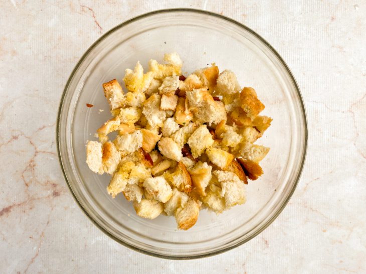 Croutons misturado e com os temperos incorpados.