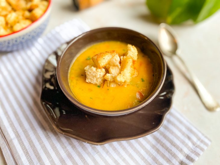 Croutons servidos em acompanhamento com sopa.