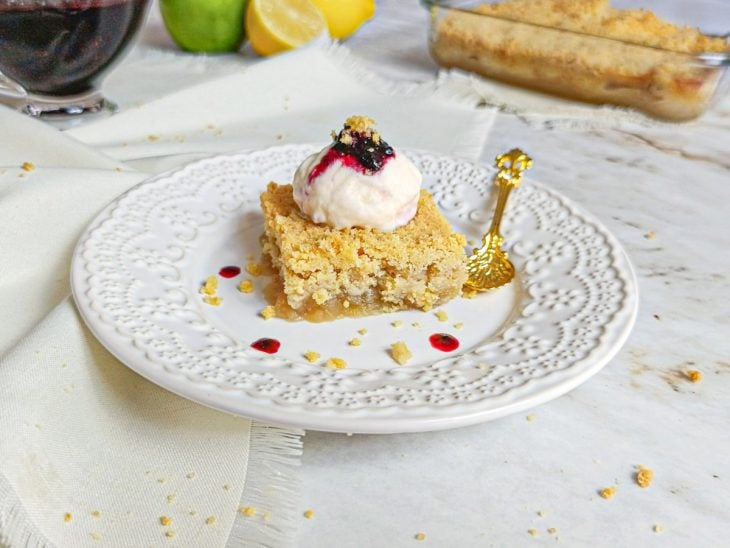 Crumble de maçã servido com sorvete.