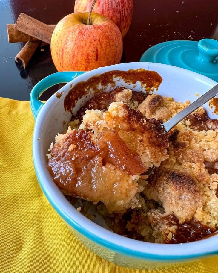 Crumble de maçã na tigela