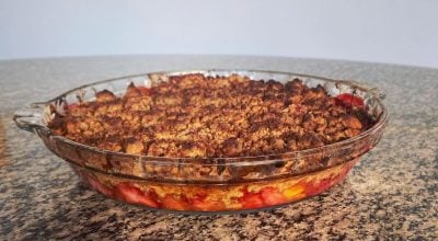 Crumble de morango com manjericão