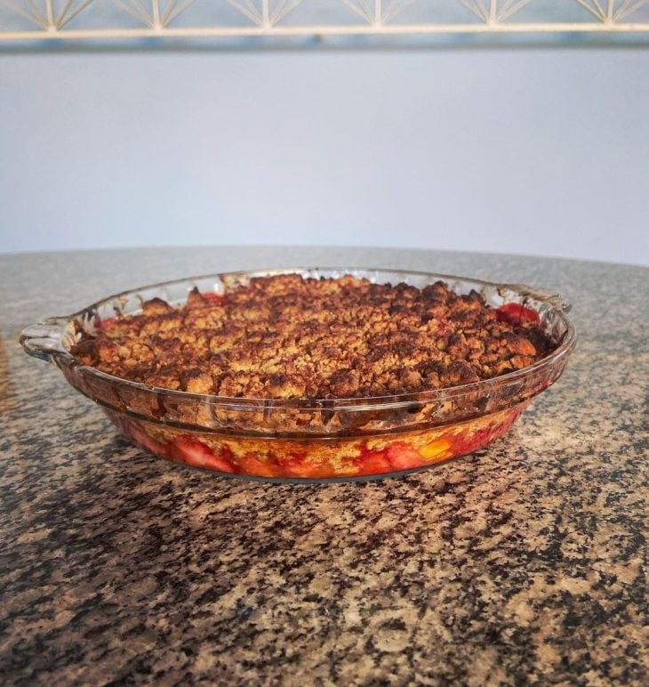 Crumble de morango com manjericão