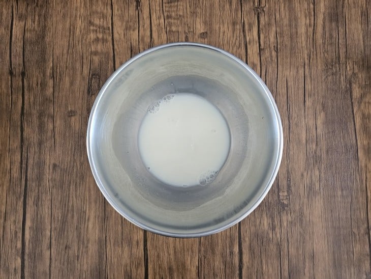 Um recipiente com a mistura de leite e açúcar.