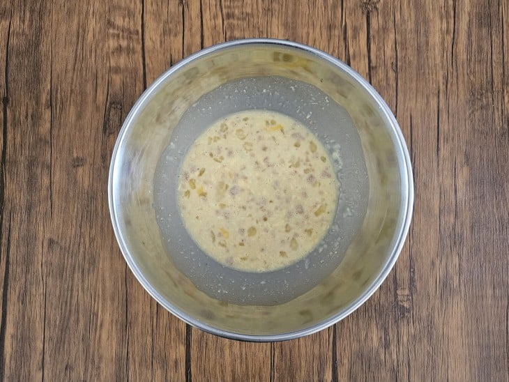 Um recipiente com a mistura de ovos, manteiga e leite em pó.