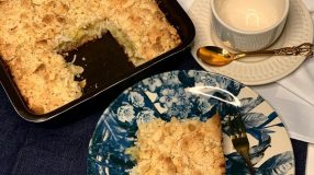 Cuca de abacaxi com coco