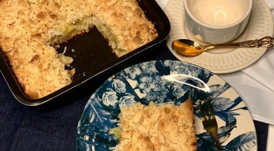 Cuca de abacaxi com coco
