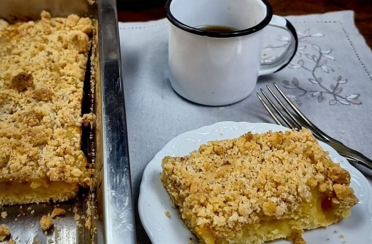 Cuca de abacaxi com laranja