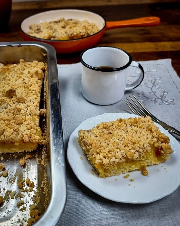 Cuca de abacaxi com laranja