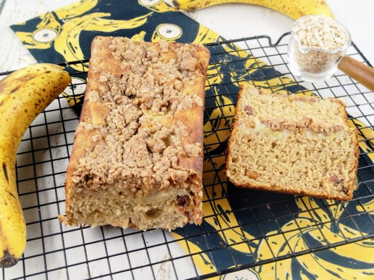 Cuca de banana assada, dourada e com farofa crocante por cima.