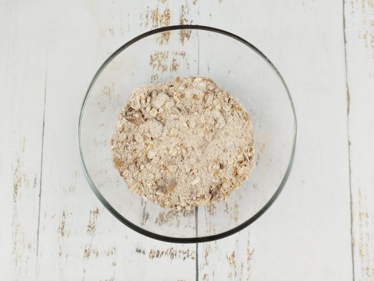 Ingredientes secos da farofa misturados em uma tigela.