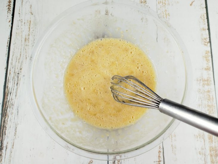 Ovos batidos com purê de banana e adoçante até formar mistura homogênea.