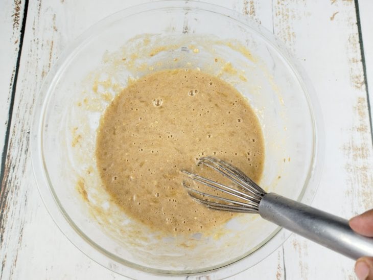 Ingredientes secos sendo incorporados à massa com fouet.